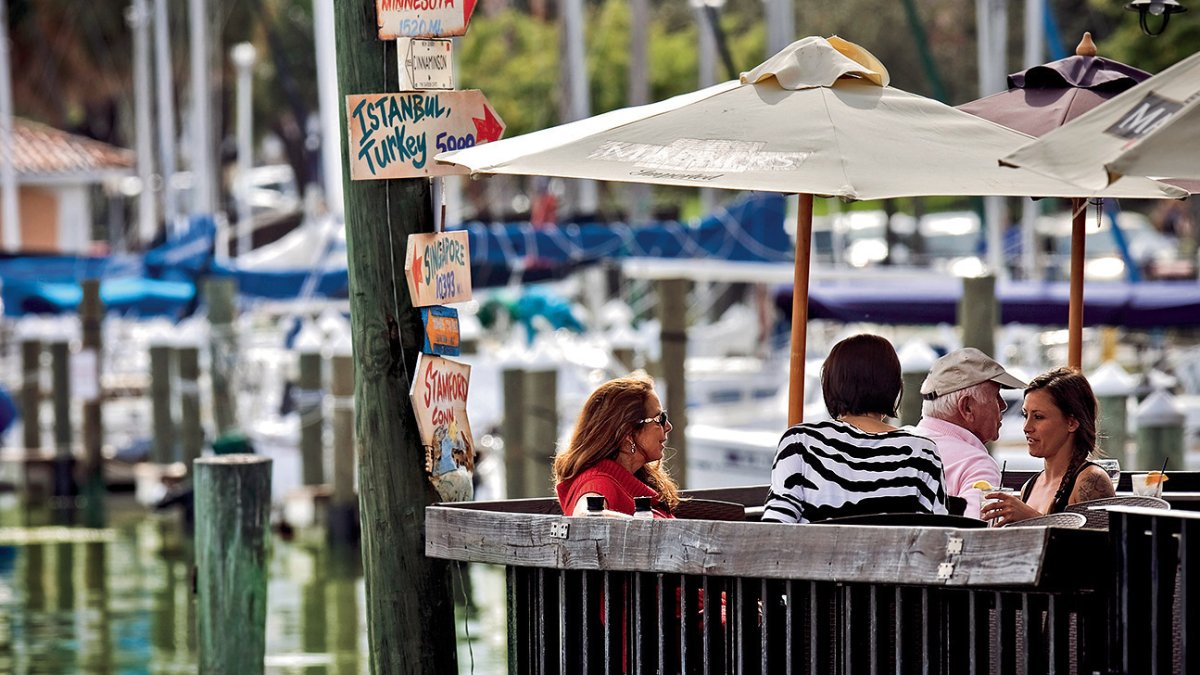 Pessoas almoçando no Fresco's Waterfront Bistro no St. Pete Pier