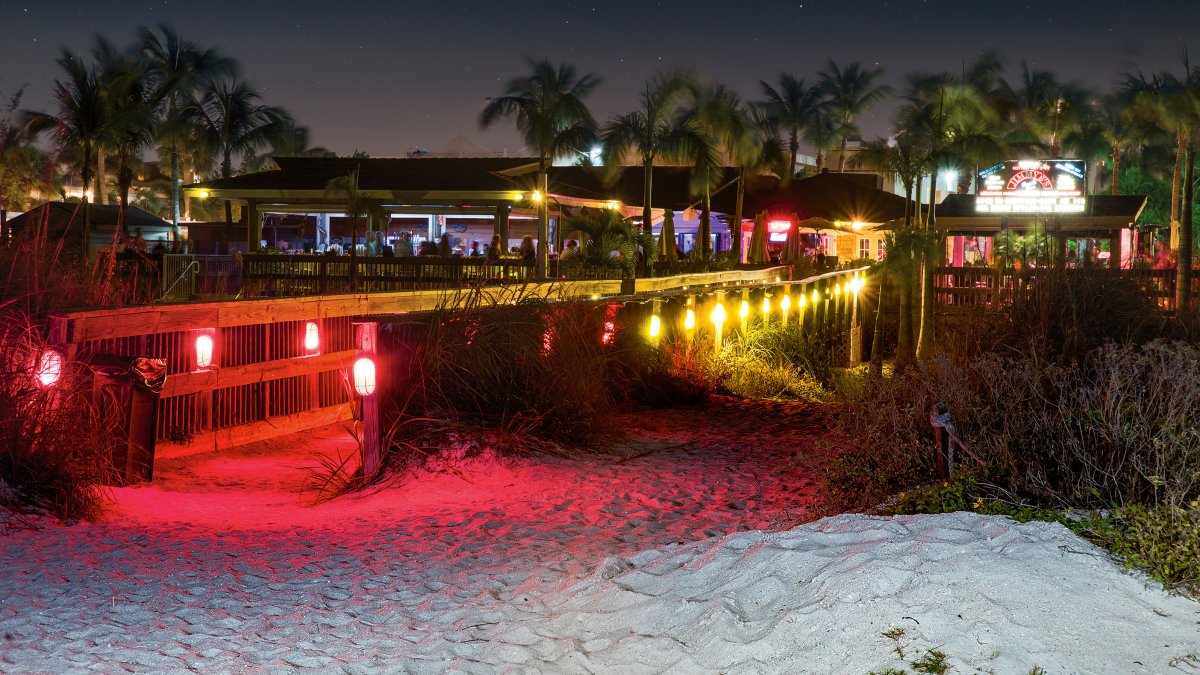 Plano exterior de Jimmy B's Beach Bar de noche