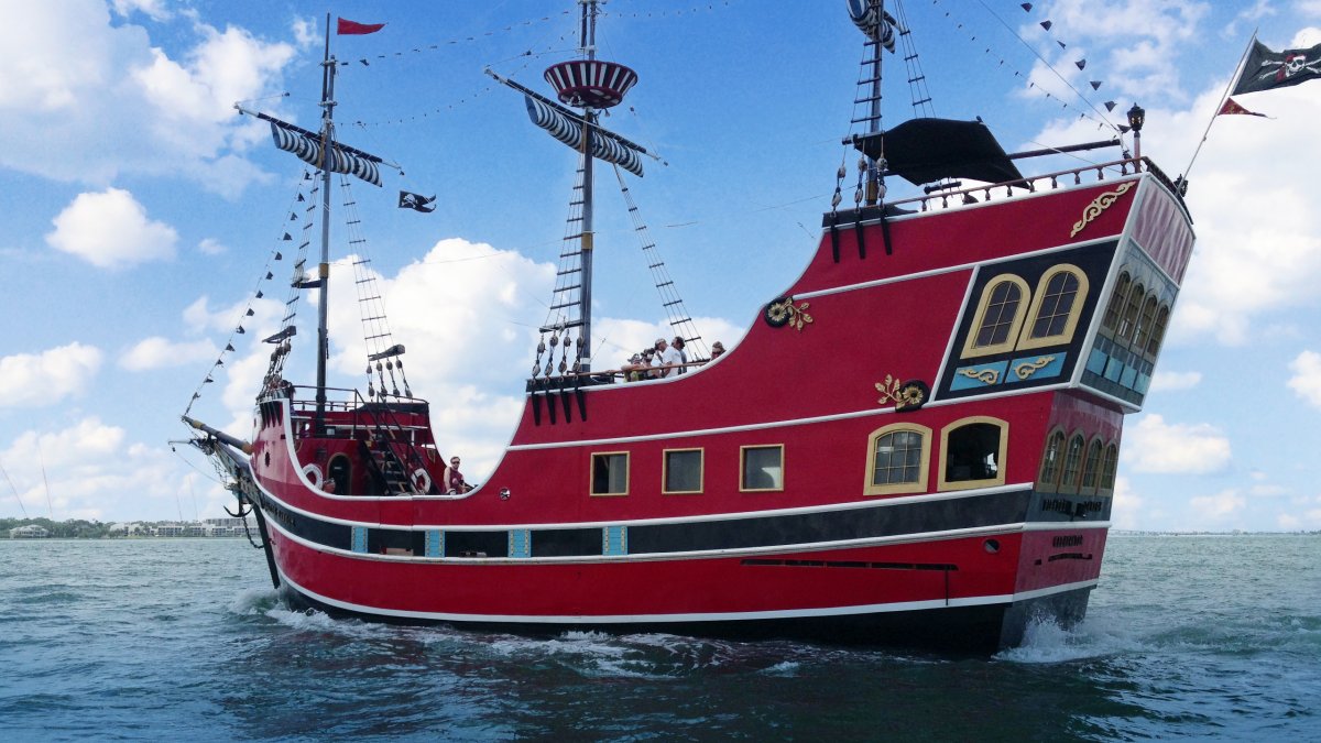 Barco pirata Captain Memo, uma divertida réplica de um navio pirata, navegando em Clearwater Beach.