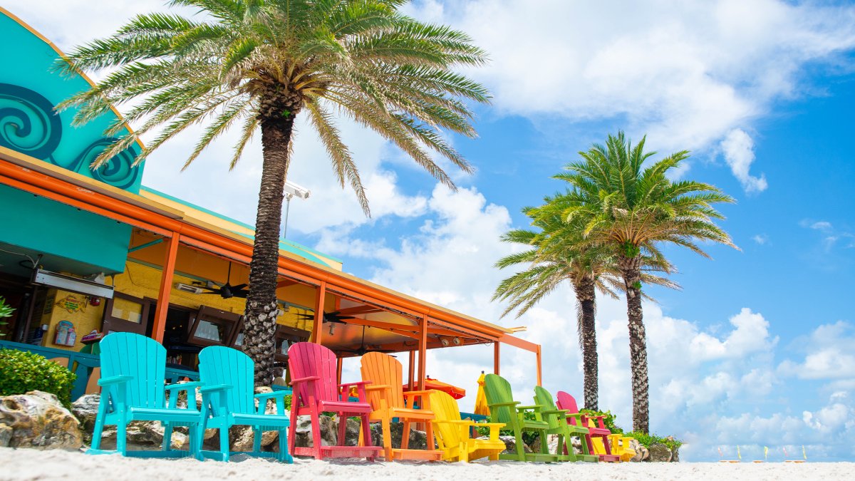 Eine Reihe bunter Stühle vor Frenchy's Rockaway Grill in Clearwater Beach