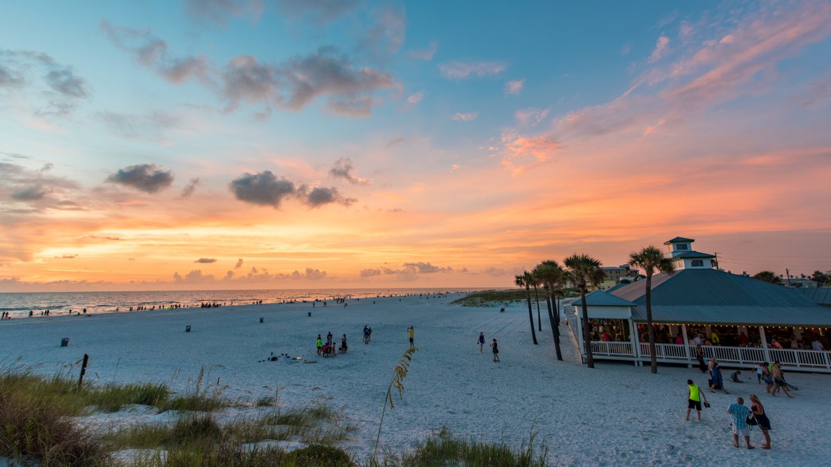 Ein Überblick über das Restaurant Palm Pavilion in Clearwater Beach bei Sonnenuntergang.