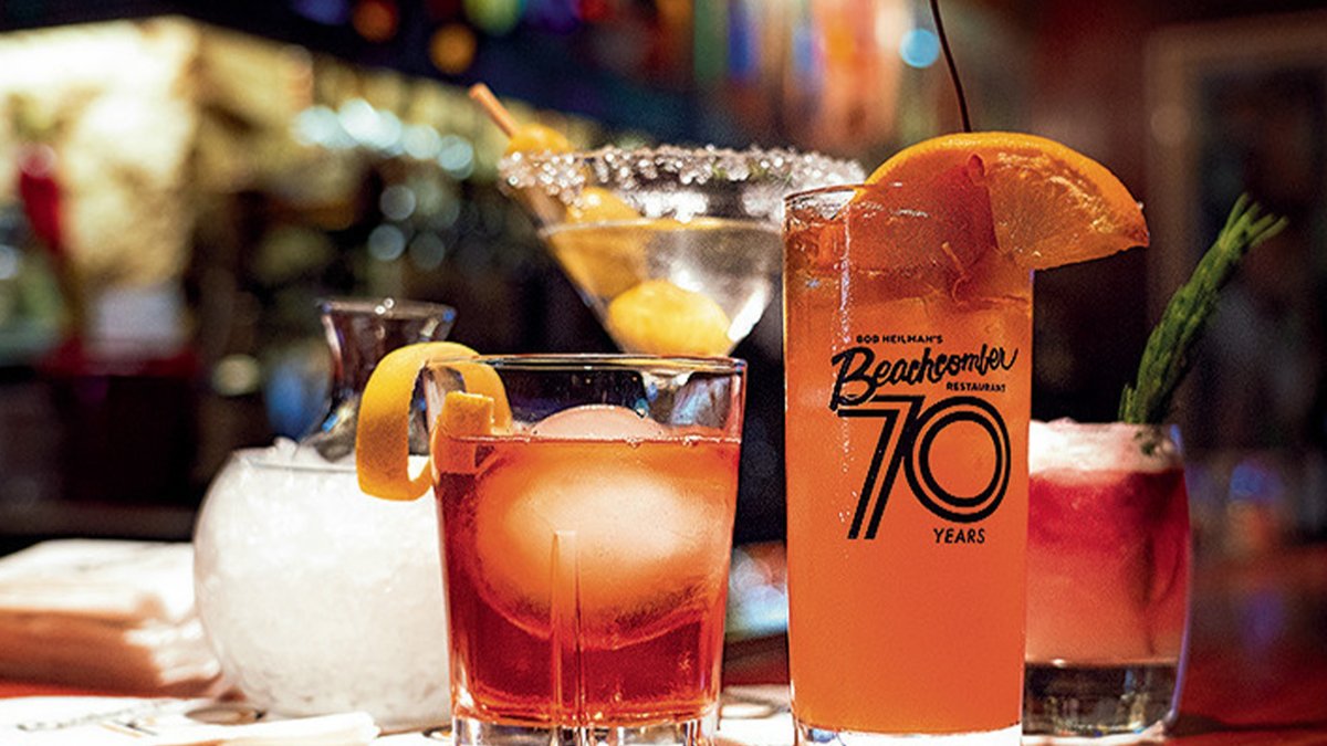 Un conjunto de cócteles con naranjas en sus bordes del bar Beachcomber en Clearwater Beach.