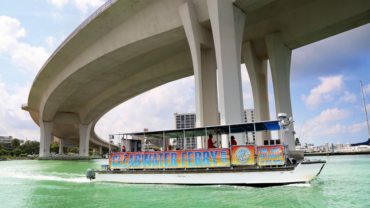 Clearwater Ferry pasando por debajo de Clearwater Memorial Causeway.