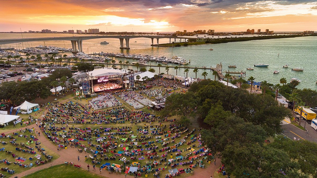 Clearwater Jazz Festival descripción general de la multitud y el puente en Coachman Park durante la puesta de sol