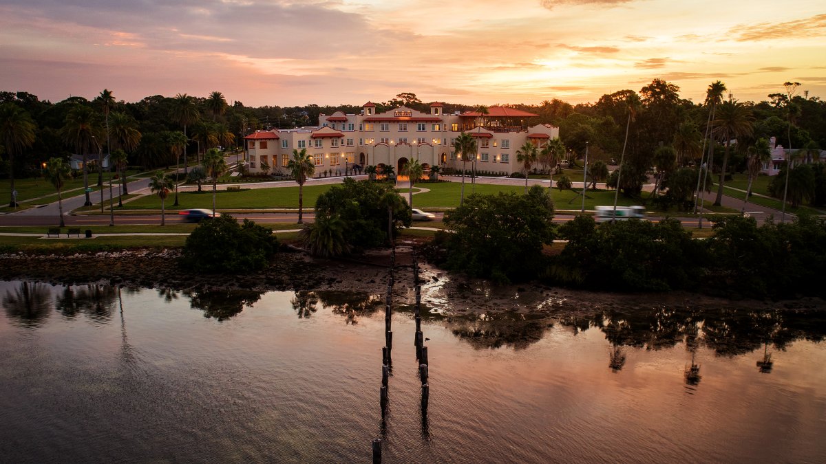 Uma vista aérea da orla marítima do hotel Fenway em Dunedin ao nascer do sol