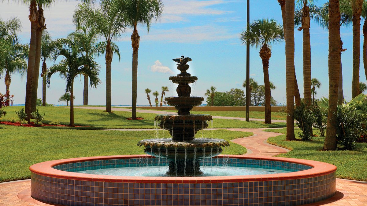 Una fuente de agua del jardín del Safety Harbor Resort and Spa.