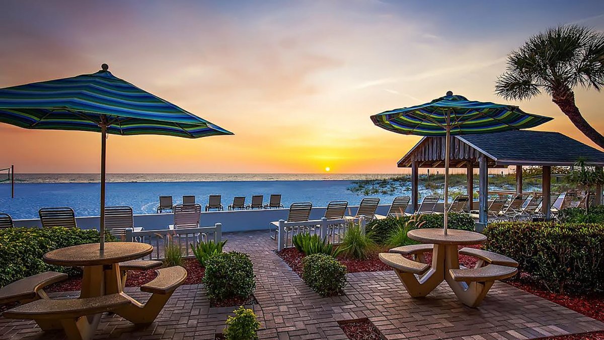 Una puesta de sol vista desde el acceso a la playa de Bon-Aire Resort en St. Pete Beach