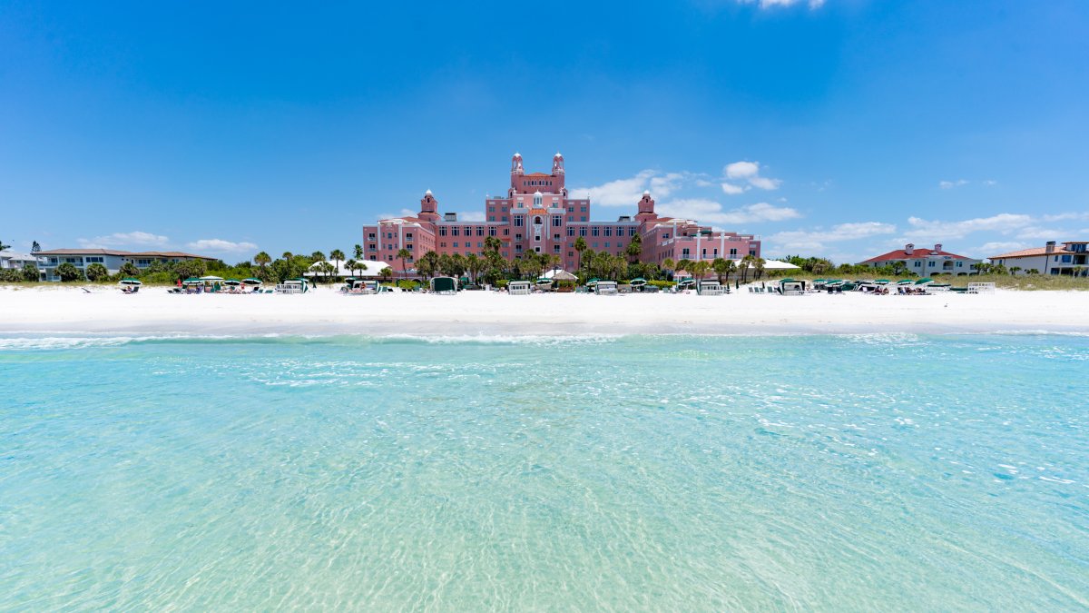 Ein Blick auf das Don CeSar Resort vom aquamaringrünen Wasser von St. Pete Beach.