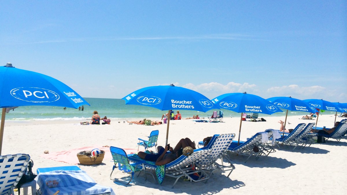 Sillas azules y sombrillas de Postcard Inn en St. Pete Beach