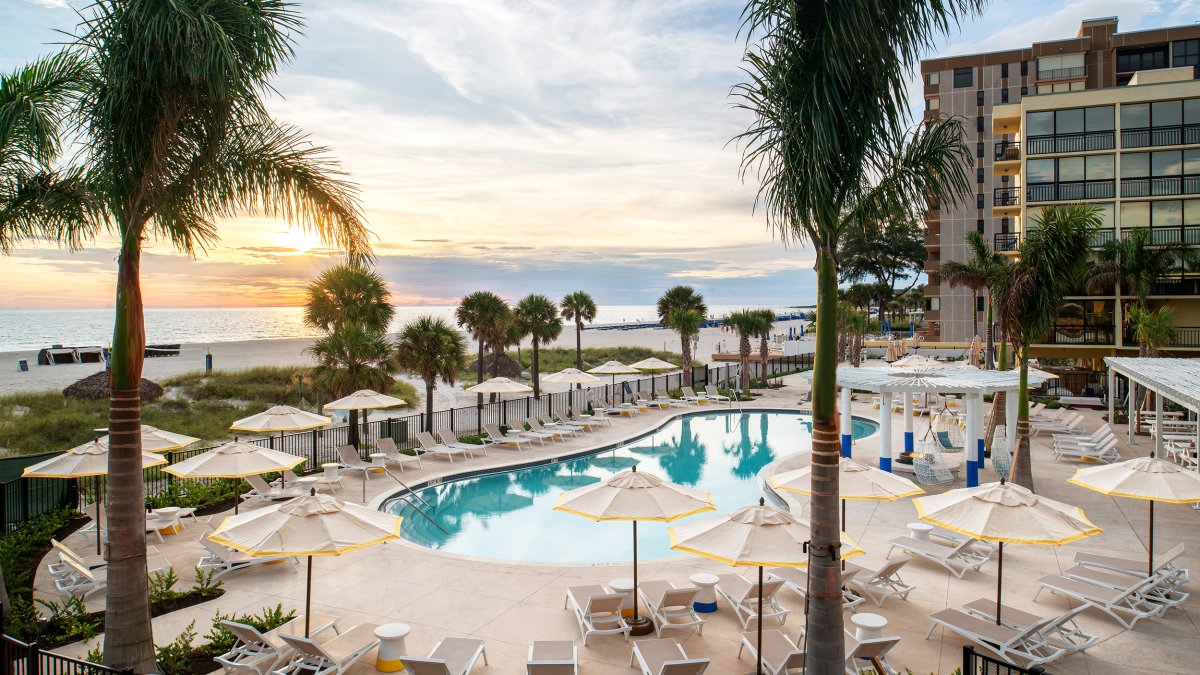 A piscina do Sirata Resort com vista para o horizonte de St. Pete Beach durante o pôr do sol