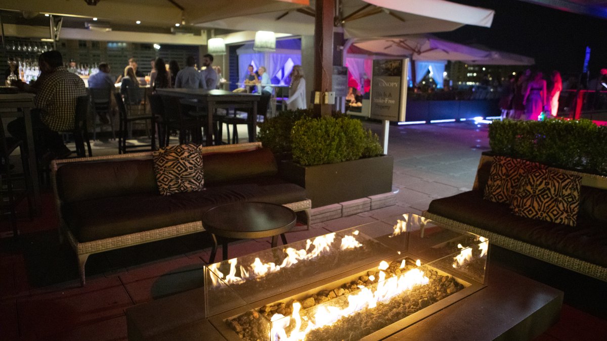 Una hoguera cerca del bar del restaurante Canopy en la azotea.