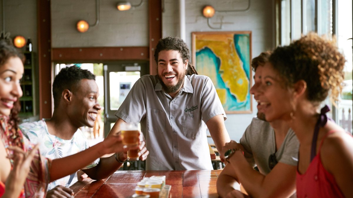 Un grupo de amigos disfrutando de bebidas en Green Bench Brewery en St. Pete