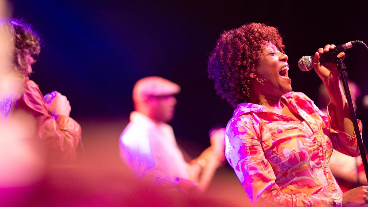 Uma mulher afro-americana cantando no Jannus Live em St. Pete.