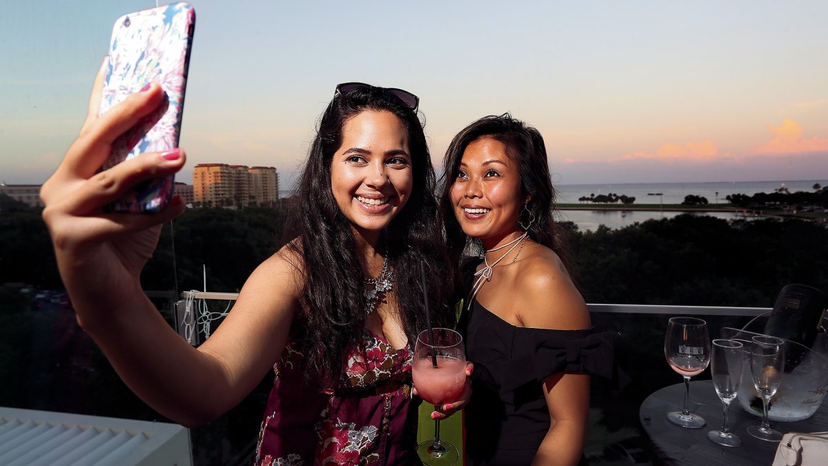 Dos mujeres se toman una selfie en la azotea de Birchwood