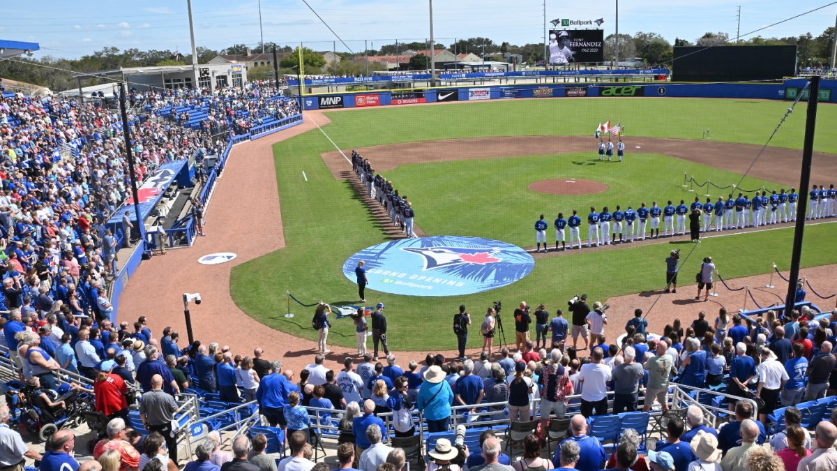 Blue Jays Trainingsfeld Infield-Blick auf das Baseballfeld und Krähen mit zwei Teams, die die Basen säumen