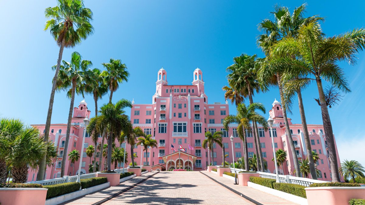 Una toma exterior del Hotel Don César.