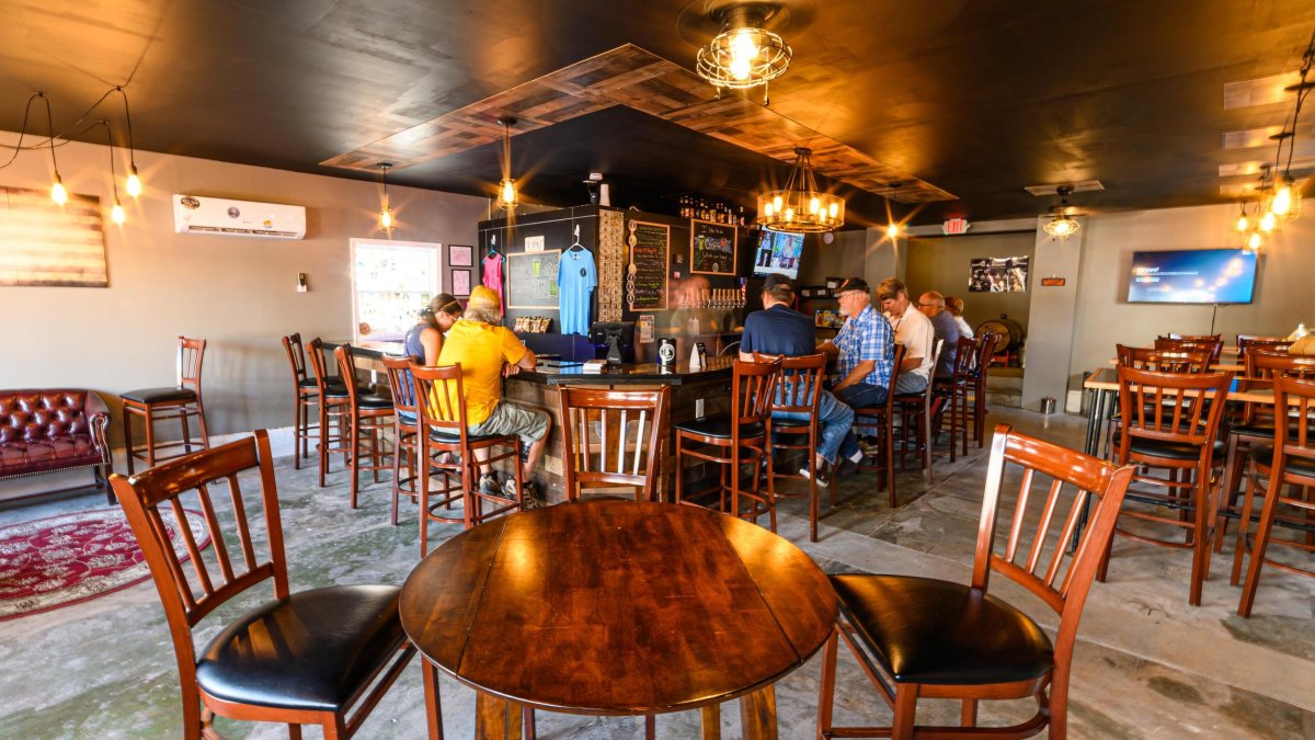 Few people around the bar area at the 5 Branches Brewing