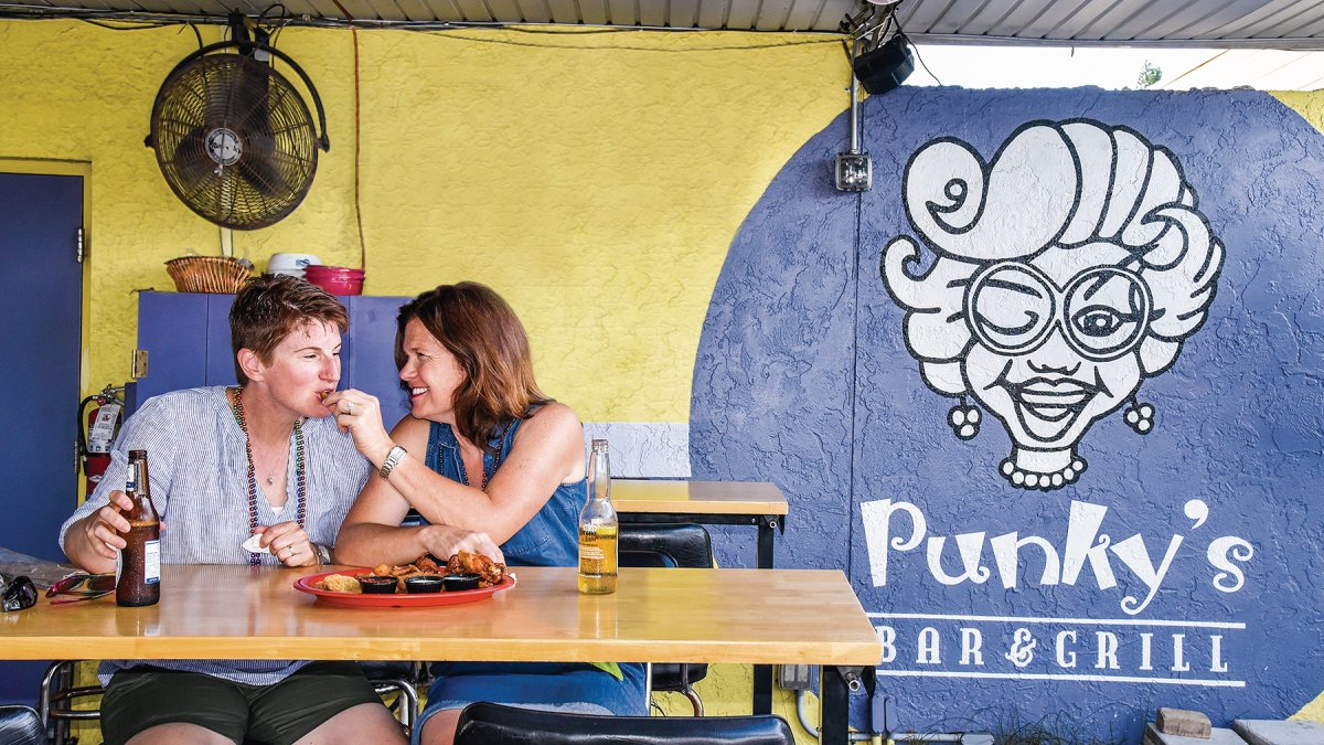 Zwei Frauen essen gemeinsam in Punky's Bar & Grill