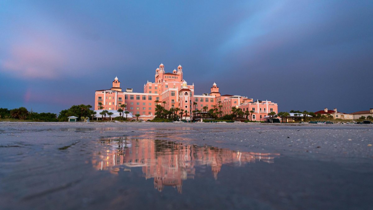 Una vista desde la playa del hotel rosa Don CeSar después de la lluvia.