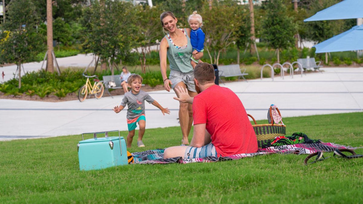 Family enjoys St. Pete Pier