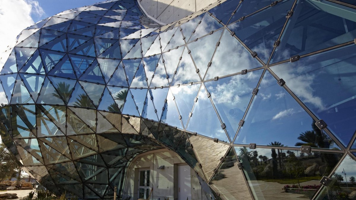 el exterior de la cúpula geodésica del Museo Dalí refleja las nubes y el cielo