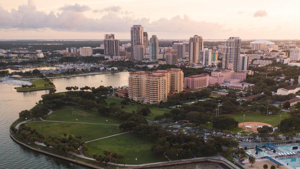 Foto aérea del paseo marítimo de St. Pete con parques en primer plano