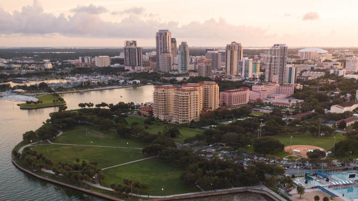 Foto aérea da orla de St. Pete com parques em primeiro plano