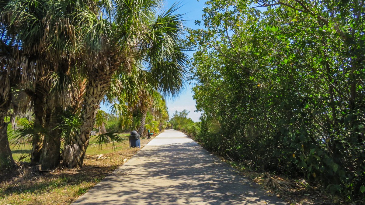 Paved trail in Mobbly Bayou Park