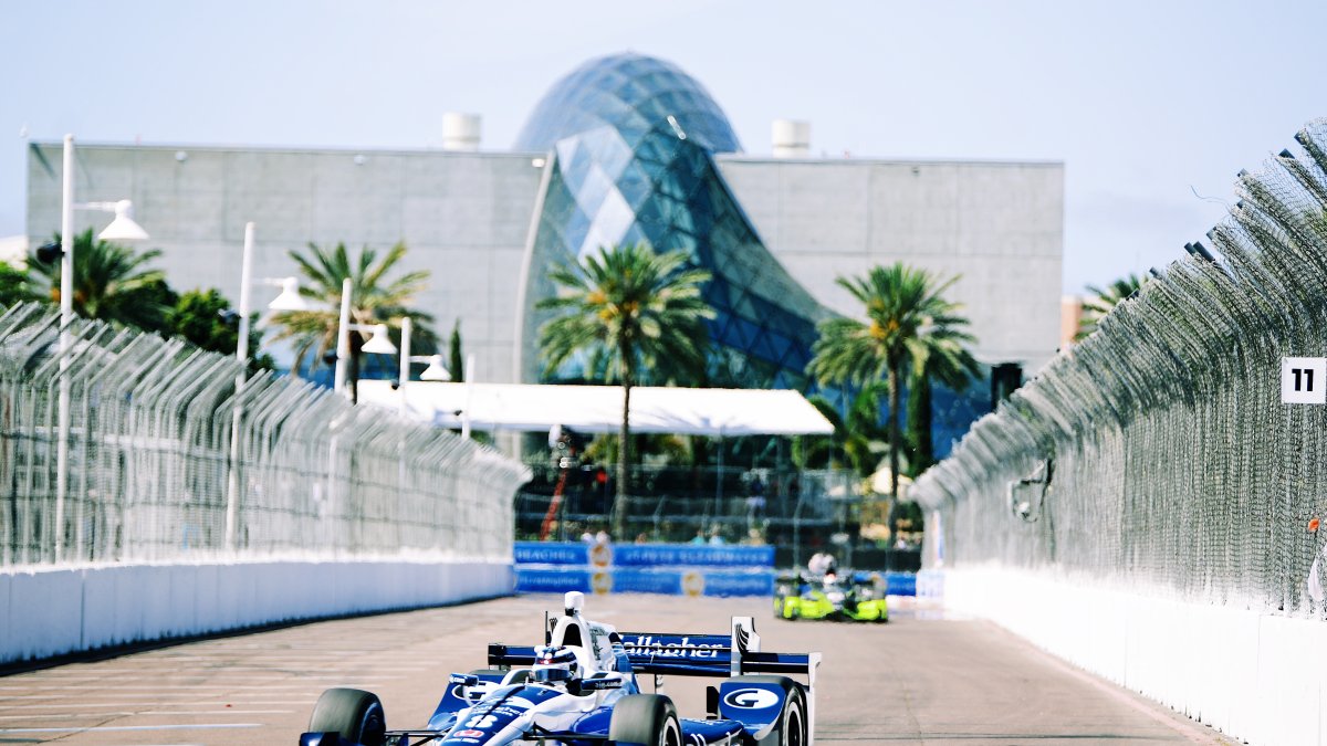Grand Prix in front of Dali