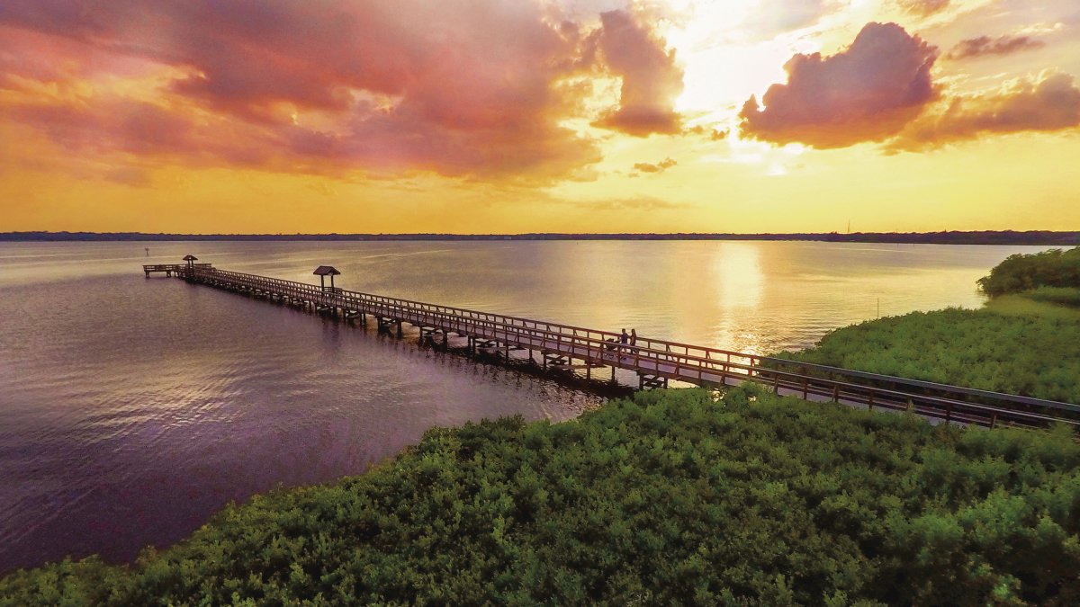 Sonnenuntergang von einem langen Pier