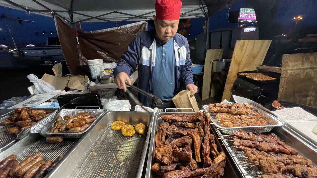 Verkäufer kocht Essen auf dem asiatischen Nachtmarkt