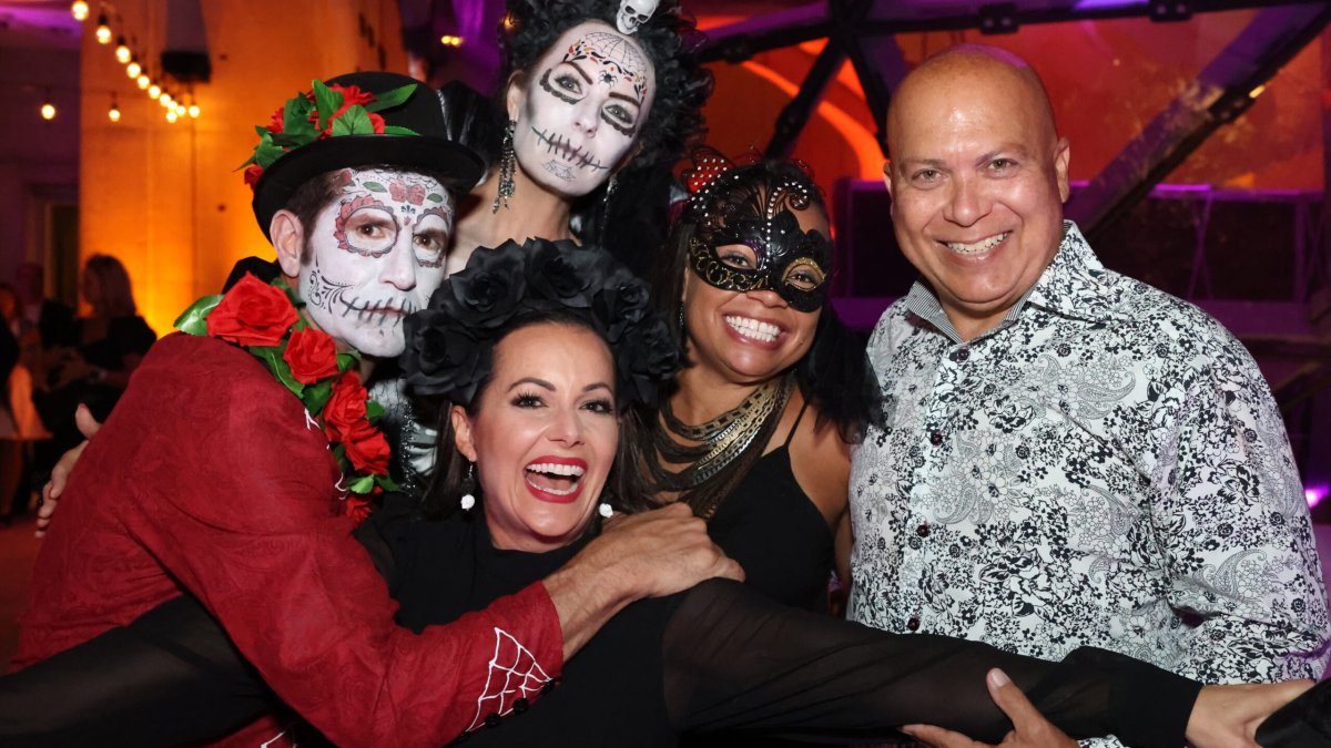 Group of adults at Suenos de Dali event 2023.