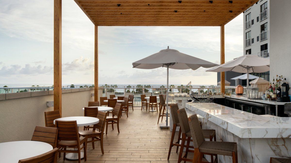 Umbra Pool Deck Bar