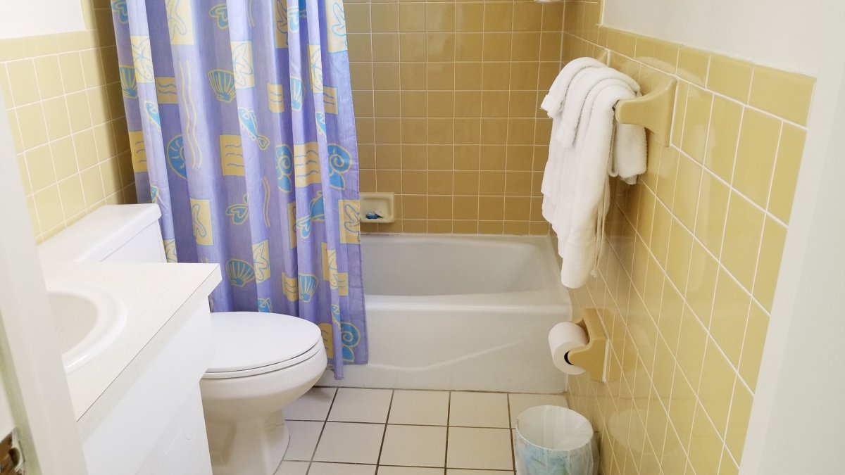 one bedroom condo bathroom