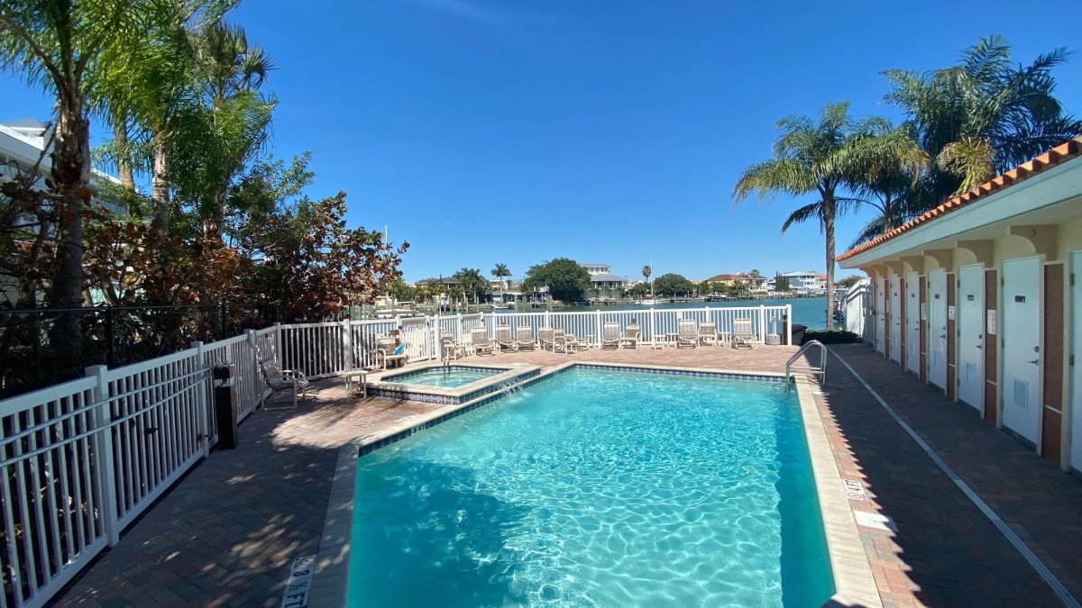 Pool & hot tub