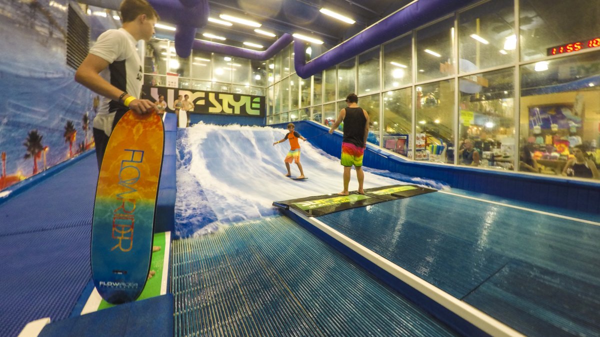 Flowrider Indoor Surfing