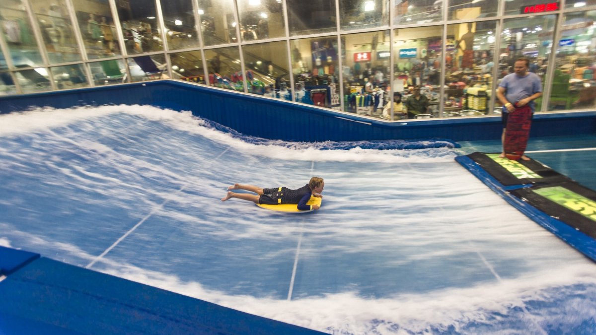 Flowrider Indoor Surfing