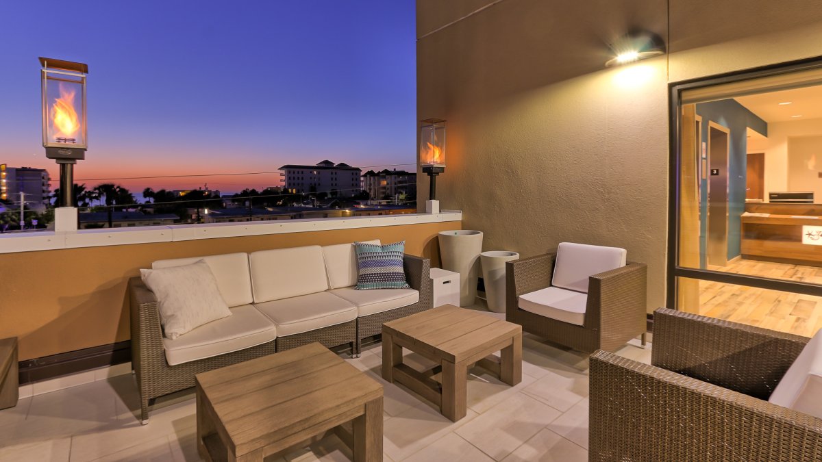 Catch a sunset in the lounge area off the lobby and breakfast dining area.