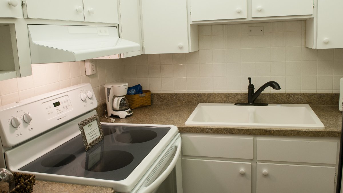 Tropical Courtyard Suite Kitchen