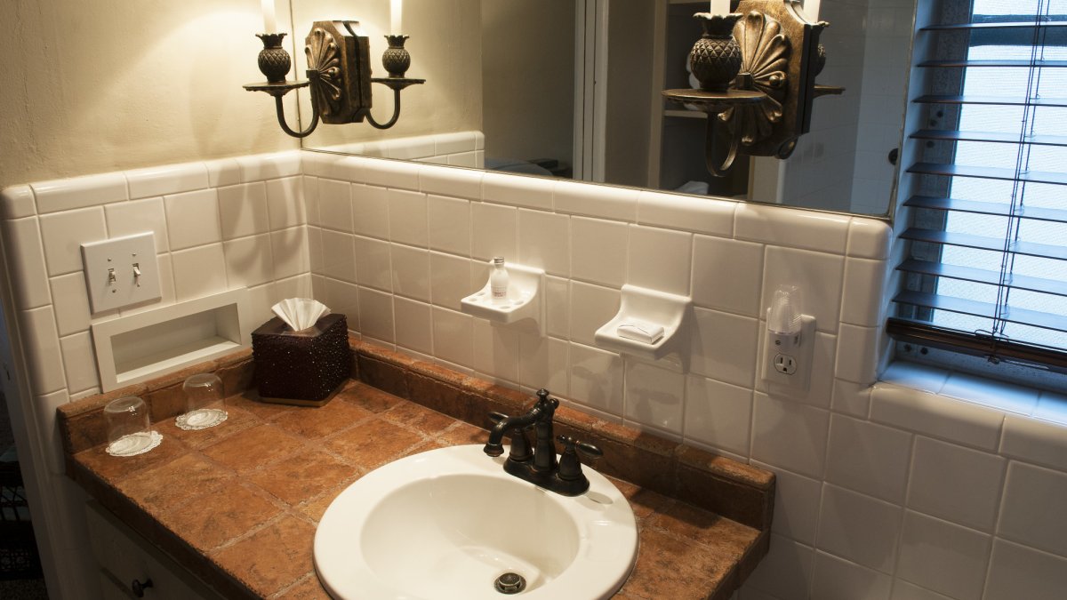 Tropical Courtyard Suite Bathroom