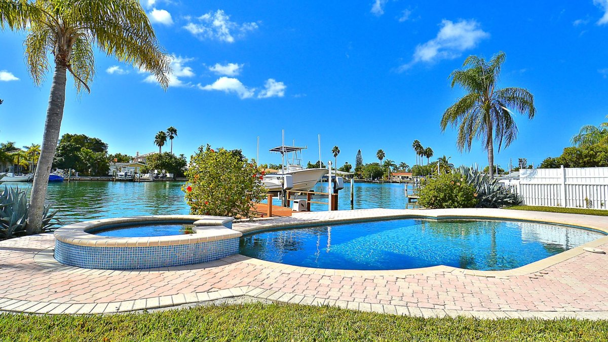 Water front pool homes for a fun family vacation