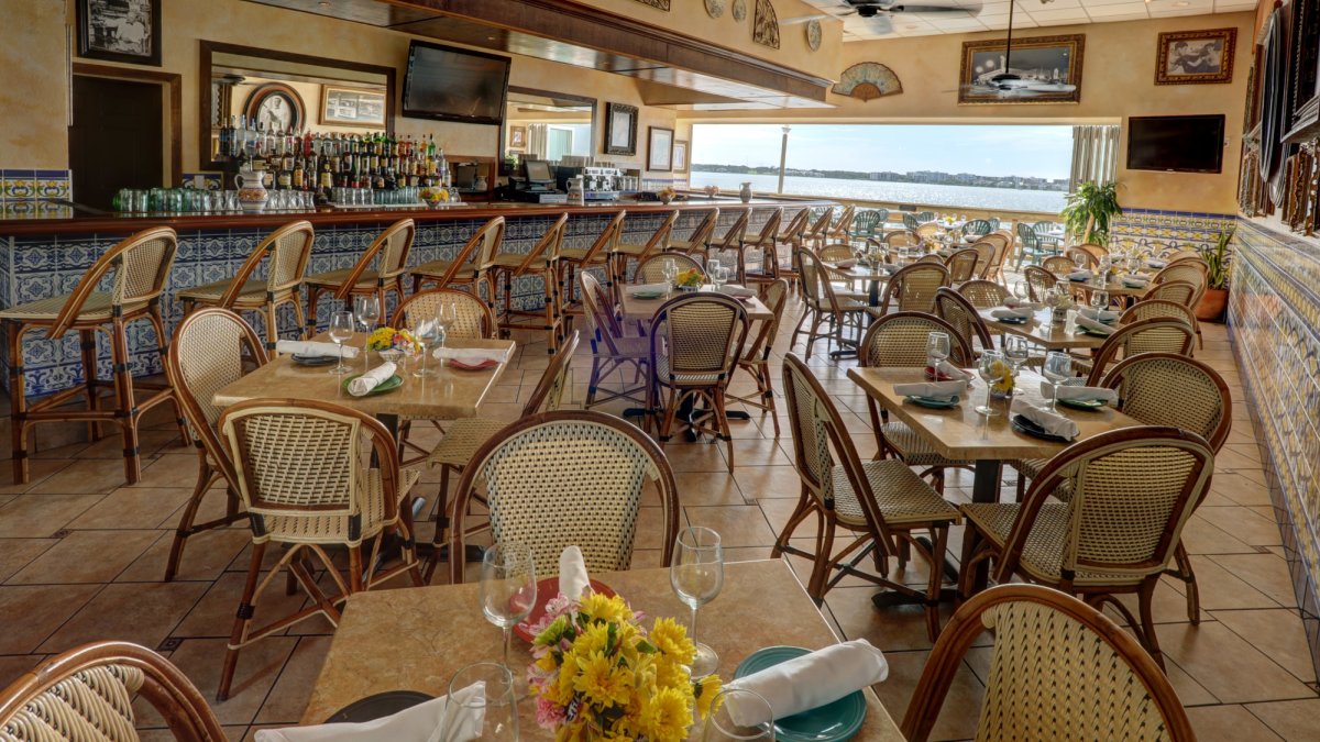 Indoor and outdoor waterfront dining for lunch and dinner.