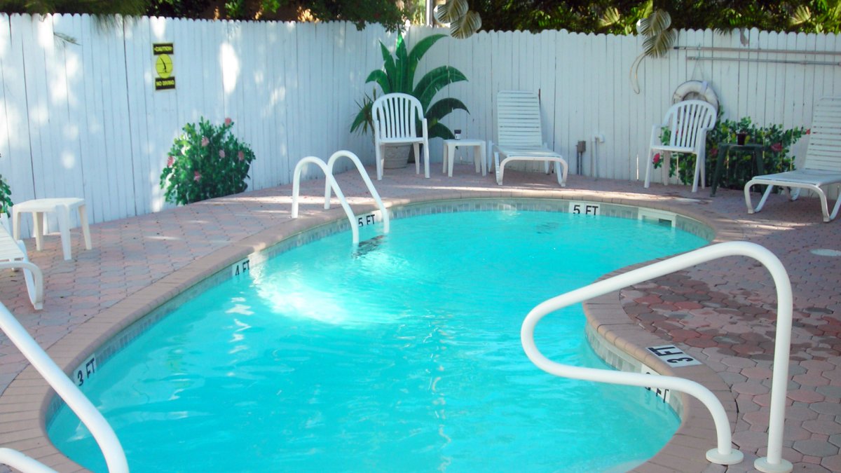 Who doesn't love a sparkling pool with hot tub? The perfect compliment to the beach!